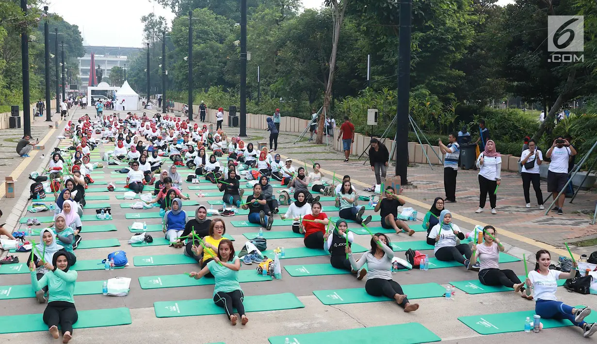Suasana acara Andalan Freshtival Special Kartini Day di GBK Plaza Selatan Senayan, Jakarta, Minggu (21/4). Acara yang diikuti oleh ratusan perempuan tersebut diadakan dalam rangka memeringati Hari Kartini. (Liputan6.com/Immanuel Antonius)