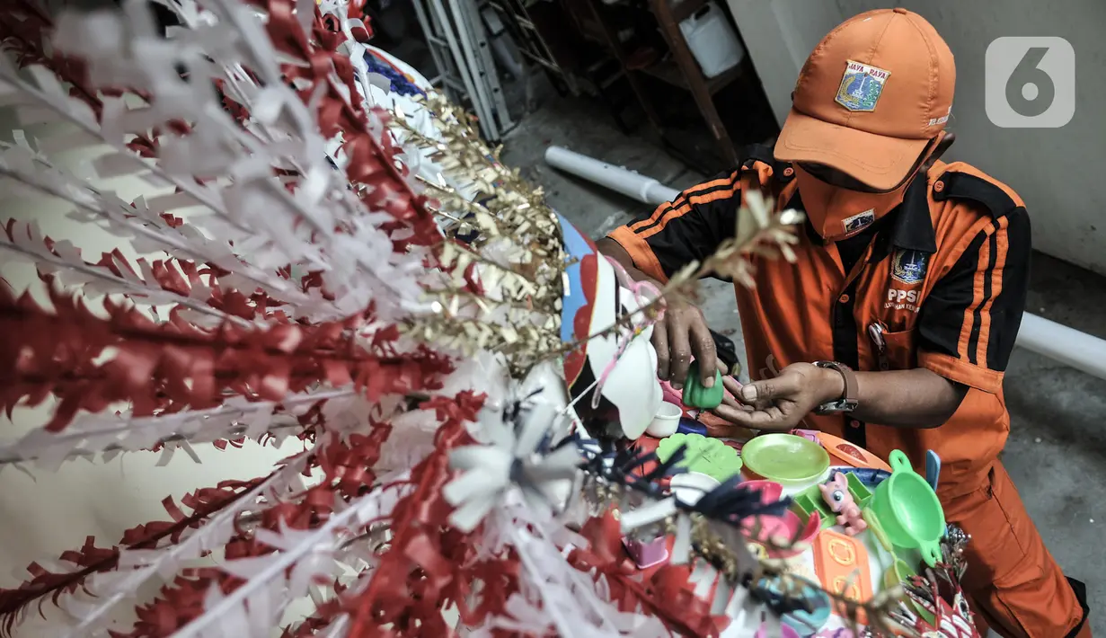 Petugas PPSU menyelesaikan pembuatan ondel-ondel dari limbah plastik di Kantor Kelurahan Kemayoran, Jakarta, Senin (3/8/2020). Ide pembuatan ondel-ondel dari limbah plastik berawal dari Lurah Kemayoran Rahmat Fajar, Nono (37) bersama ketiga rekan PPSU lainnya. (merdeka.com/Iqbal S. Nugroho)