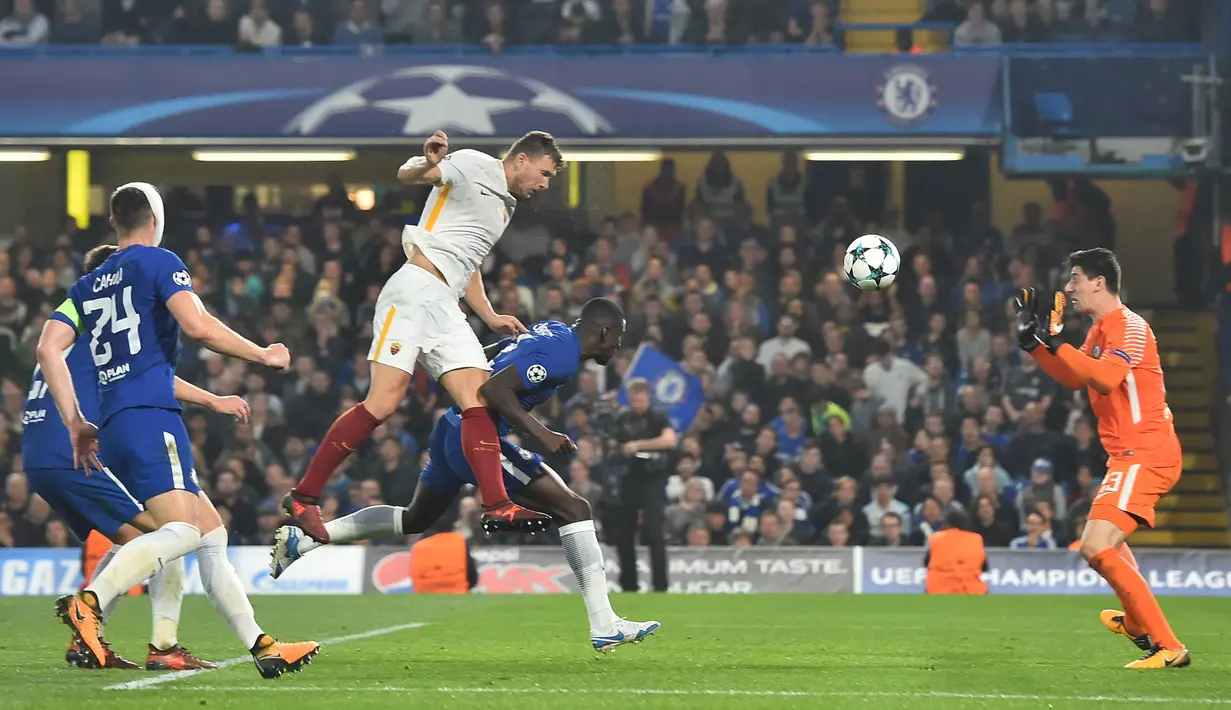 Striker AS Roma, Edin Dzeko, melepaskan sundulan ke gawang Chelsea pada laga Liga Champions di Stadion Stamford Bridge, Kamis (19/10/2017). Chelsea bermain imbang 3-3 dengan AS Roma. (AP/Glyn Kirk)