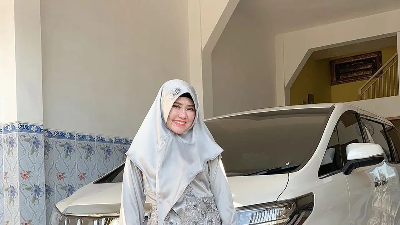 Ingin Berhijab dan Berhenti Jadi Penyanyi, Ini 7 Pesona Via Vallen saat Pakai Jilbab