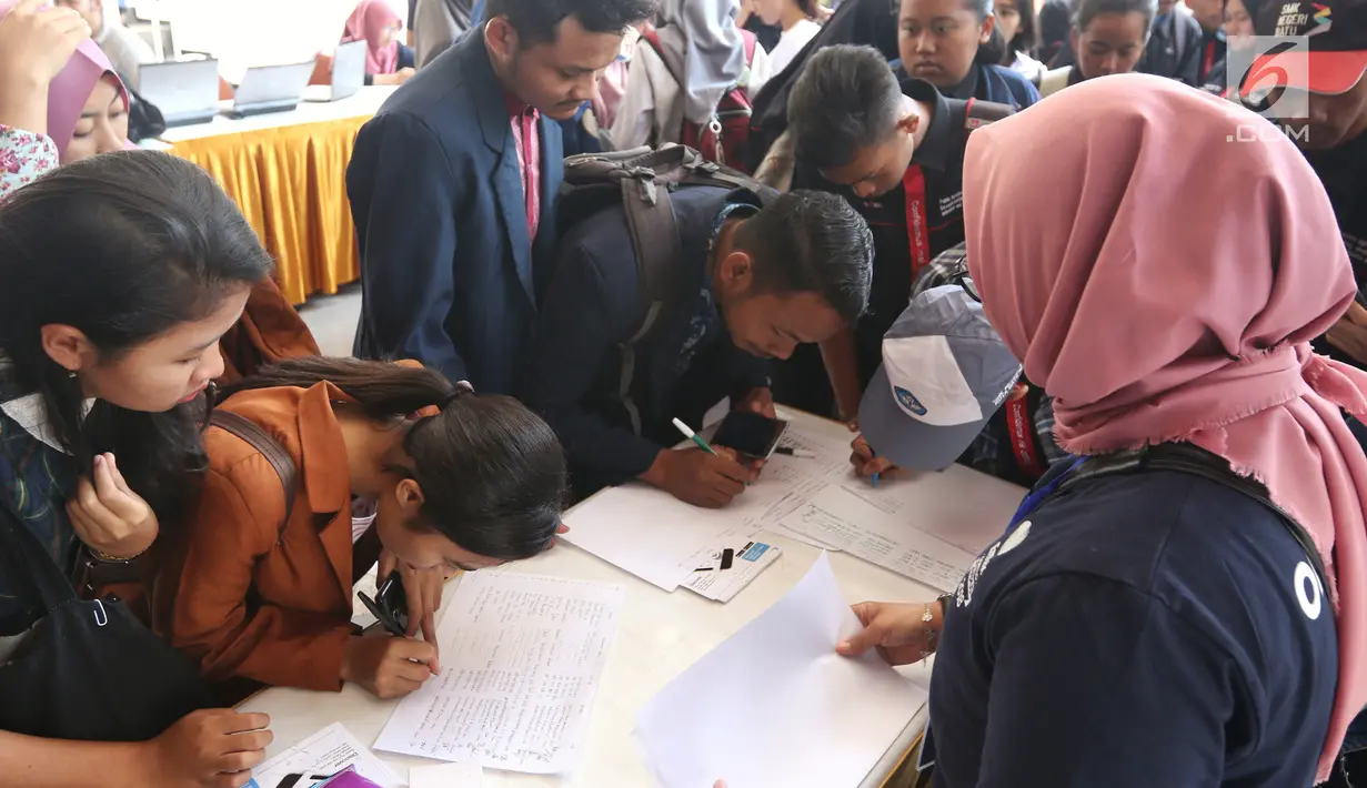 Para peserta melakukan registrasi acara Emtek Goes To Campus (EGTC) 2018 di Universitas Muhammadiyah Malang (UMM), Rabu (26/9). Acara yang memadukan kegiatan edukasi dan entertainment ini digelar pada 26-27 September 2018. (Liputan6.com/Johan Tallo)