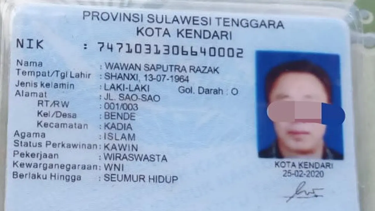 KTP palsu yang ditemukan dimiliki TKA asal China di Konawe Utara.(Liputan6.com/Ahmad Akbar Fua)