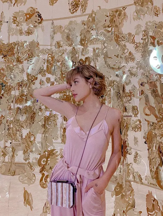 Awkarin memang kerap kali identik dengan rambut pendek, namun gaya rambutnya ini lebih bergaya ala rambut Lady Diana. (Liputan6.com/Instagram/@awkarin)
