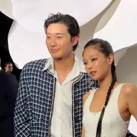 Melihat gaya Jennie BLACKPINK dan Park Seo Joon saat hadir di Paris Fashion Week 2023 (@jennniee._)