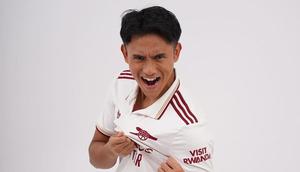 Mario Suryo Aji menggunakan jersey Arsenal. (Instagram/Mario Suryo Aji)