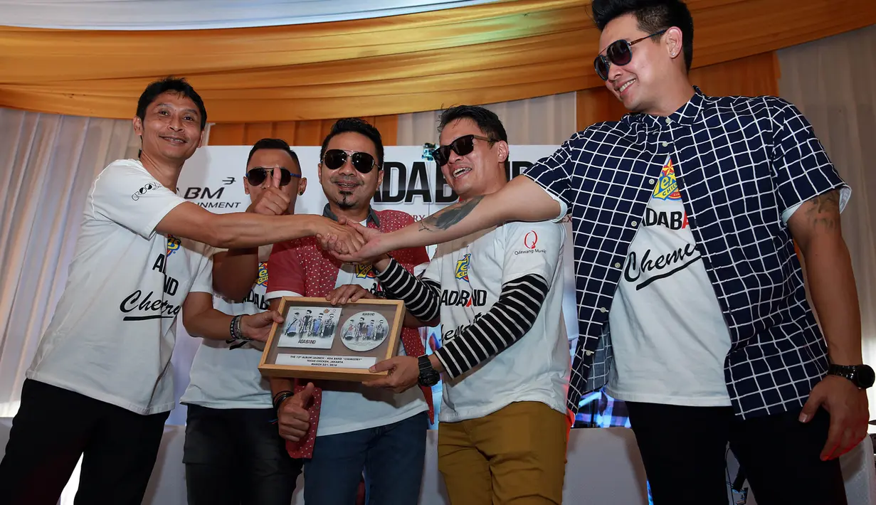 "Chemistry maksudnya, kita berempat punya karakter dan kesukaan yang beda-beda. Karena Chemistry lah menjadi sesuatu yang indah dan menarik. Itulah yang sampai saat ini kita bisa berkarya," kata Donnie. (Deki Prayoga/Bintang.com)