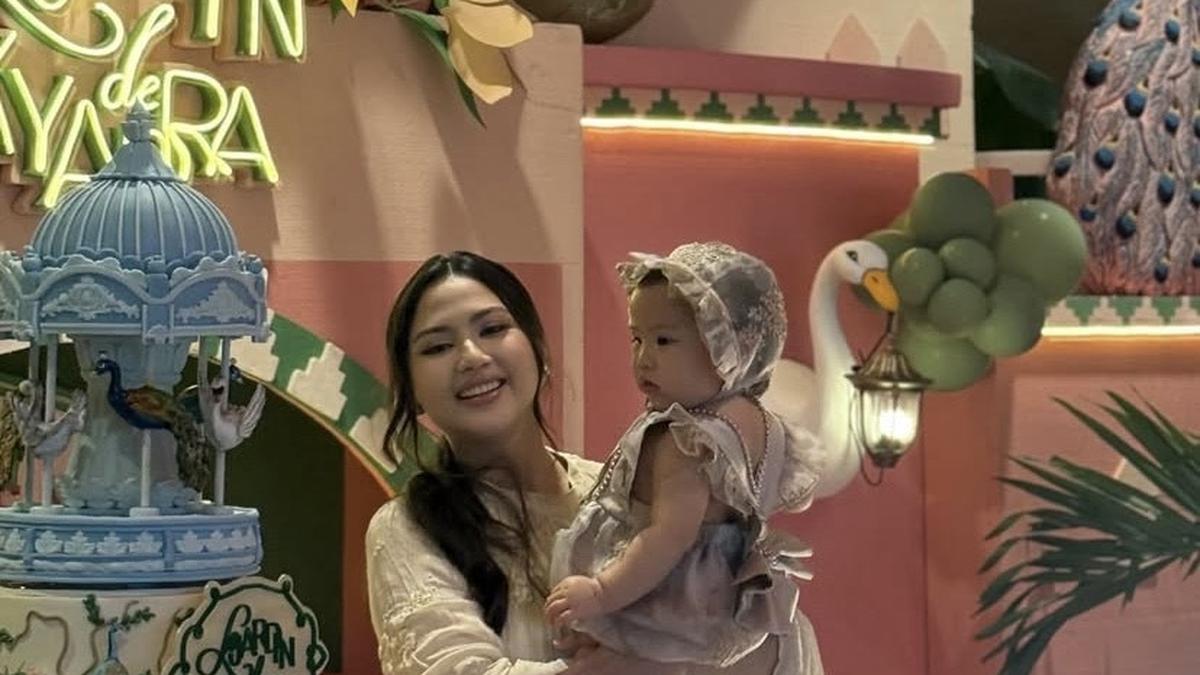 Gaya Jessica Mila Rayakan Ulang Tahun Pertama Putrinya dengan Pakaian Bernuansa Ivory Senada Bersama Suami