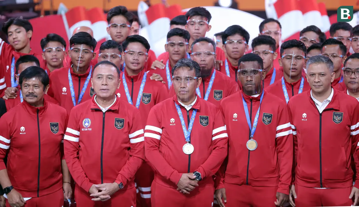 Para pemain didampingi pelatih Bima Sakti, jajaran asistennya, dan sekaligus Ketua Umum PSSI, Mochamad Iriawan. (Bola.com/Abdul Aziz)