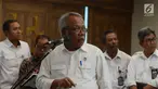 Menteri Pekerjaan Umum dan Perumahan Rakyat, Basuki Hadimuljono memberikan penjelasan terkait penembakan terhadap 31 pekerja yang tengah membangun Trans Papua saat konferensi pers di Kementerian PUPR, Jakarta, Selasa (4/12). (Merdeka.com/Imam Buhori)