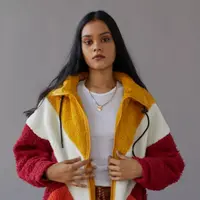 Parka color block bisa kamu gunakan di musim hujan seperti saat ini, saat udara seringkali terlalu dingin, karena kehangatan dan kenyamanannya. Selain itu, jaket ini juga memberikan kesan retro yang menyenangkan. Foto: Pinterest.