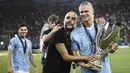 Pelatih Manchester City,  Pep Guardiola, memeluk Erling Haaland saat perayaan juara UEFA Super Cup 2023 di Stadion Georgios Karaiskakis, Kamis (17/8/2023). Laga Piala Super Eropa kali ini berakhir imbang 1-1 dalam 90 menit, Man City menang 5-4 di babak adu penalti. (AFP/Spyros Bakalis)