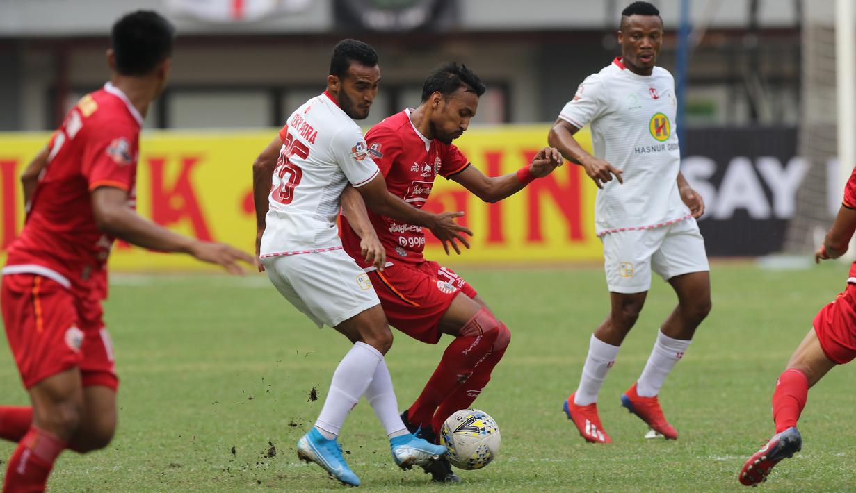 Gelandang Persija Jakarta, Rohit Chand, berebut bola dengan penyerang Barito Putra, Rizky Pora, pada laga Liga 1 2019 di Stadion Patriot, Bekasi, Senin (23/9/2019). Persija menang 1-0 atas Barito Putra. (Bola.com/M Iqbal Ichsan)