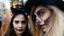 Dua orang perempuan berpose dengan dandanan menyerupai zombie ketika berpartisipasi dalam 'Zombie Walk' di pusat Kota Kiev, Ukraina, 26 Oktober 2019. Menjelang perayaan Halloween pada 31 Oktober mendatang, warga di beberapa belahan dunia sudah mulai melakukan acara bertema horor. (AP/Efrem Lukatsky)