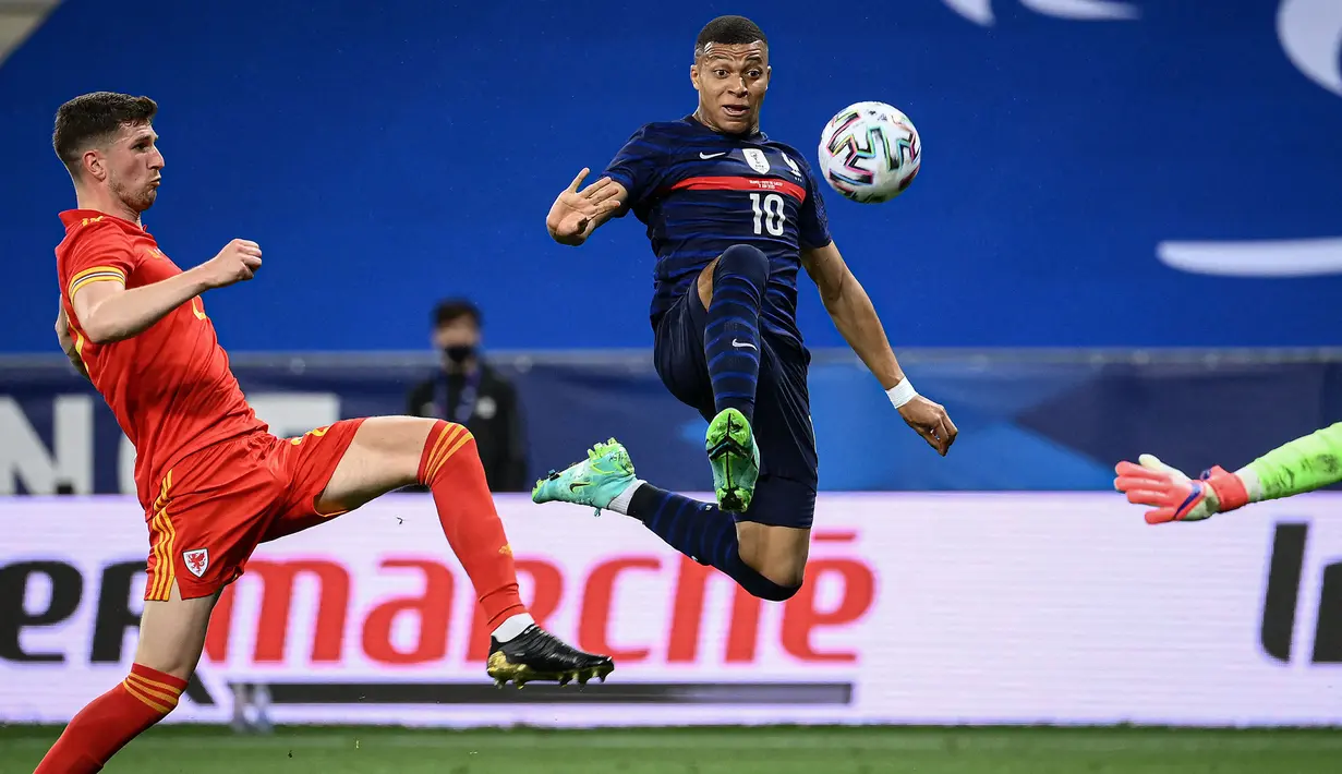 Kylian Mbappe (CF) - Penggawa PSG ini terpilih menjadi ujung tombak Tim Hedon Euro 2020 (Euro 2021). Mbappe ditaksir mencapai nilai badnerol 160 juta Euro menurut Transfermarkt, membuatnya termahal di Starting Eleven ini. (Foto: AFP/Franck Fife)