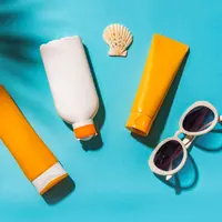 Supaya tidak repot, bawa produk skincare yang paling dibutuhkan saat travelling/copyright shutterstock/Oksana Mizina