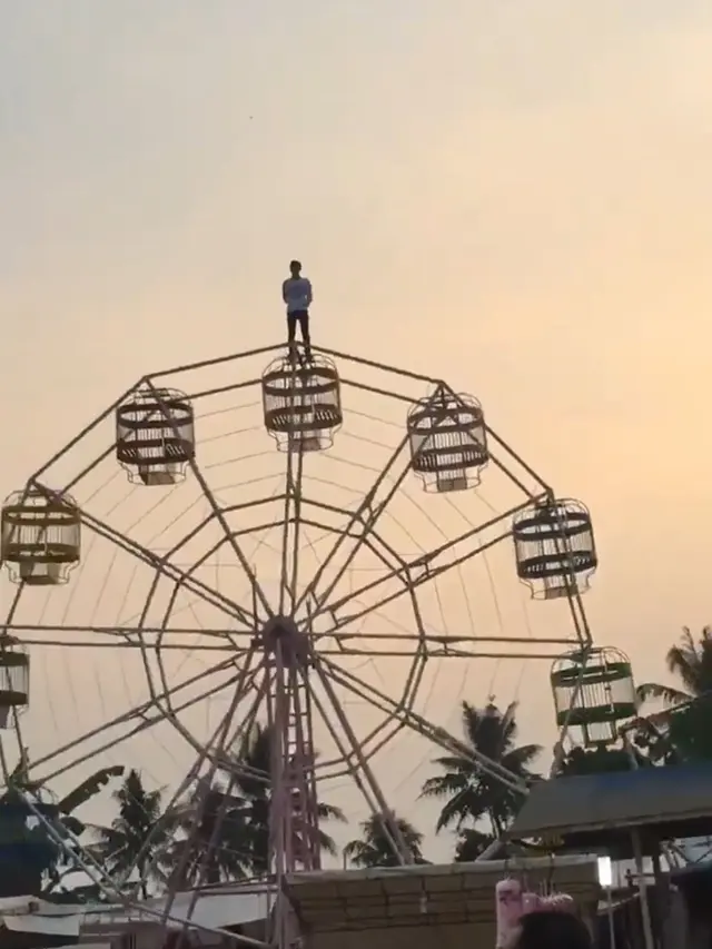 Berdiri di atas bianglala