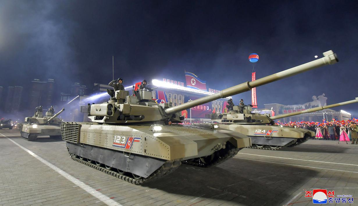 Parade militer untuk memperingati 75 tahun berdirinya Tentara Rakyat Korea digelar di Lapangan Kim Il Sung, Pyongyang, Korea Utara, 8 Februari 2023. Parade militer besar-besaran tersebut memamerkan perangkat keras terbaru dari persenjataan nuklir Korea Utara yang berkembang pesat. (STR/KCNA VIA KNS/AFP)