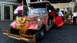 Bentuk mobil bercorak Ulos Mandailing yang akan digunakan acara ngunduh mantu Kahiyang-Bobby di Medan, Senin (20/11). Rencananya, Presiden Jokowi dan Iriana menggunakan shuttle car ini untuk keperluan antar-jemput. (Liputan6.com/JohanTallo)