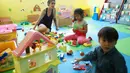Ia juga begitu sabar menamani anak-anaknya bermain. (Galih W. Satria/Bintang.com)