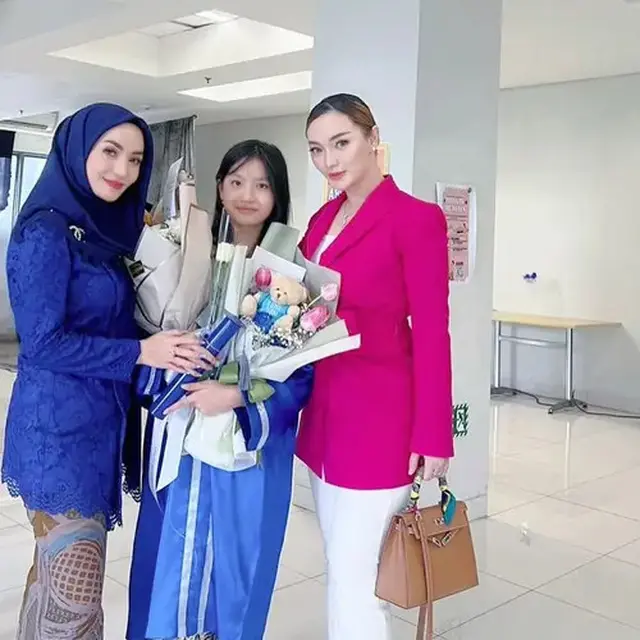 Potret 6 Anak Artis Wisuda Didampingi Dua Ibu, Makin Terasa Lengkap