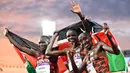 Peraih medali perak Daniel Simiu Ebenyo (tengah), peraih medali perunggu Kibiwott Kandie (kiri), dan Edward Zakayo Pingua dari Kenya melakukan selebrasi usai final atletik 10.000 meter putra pada hari kelima Commonwealth Games di Alexander Stadium, di Birmingham, Inggris pada 2 Agustus 2022. (AFP/Glyn Kirk)