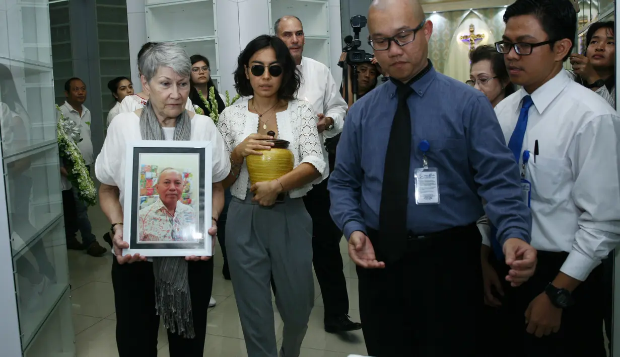 Tidak ada firasat sebelum presenter yang dikenal dengan jargon maknyus itu. Begitu juga dengan anak-anaknya. Apalagi selama ini, sang suami selalu menebarkan hal positif pada orang-orang sekitarnya.  (Nurwahyunan/Bintang.com)