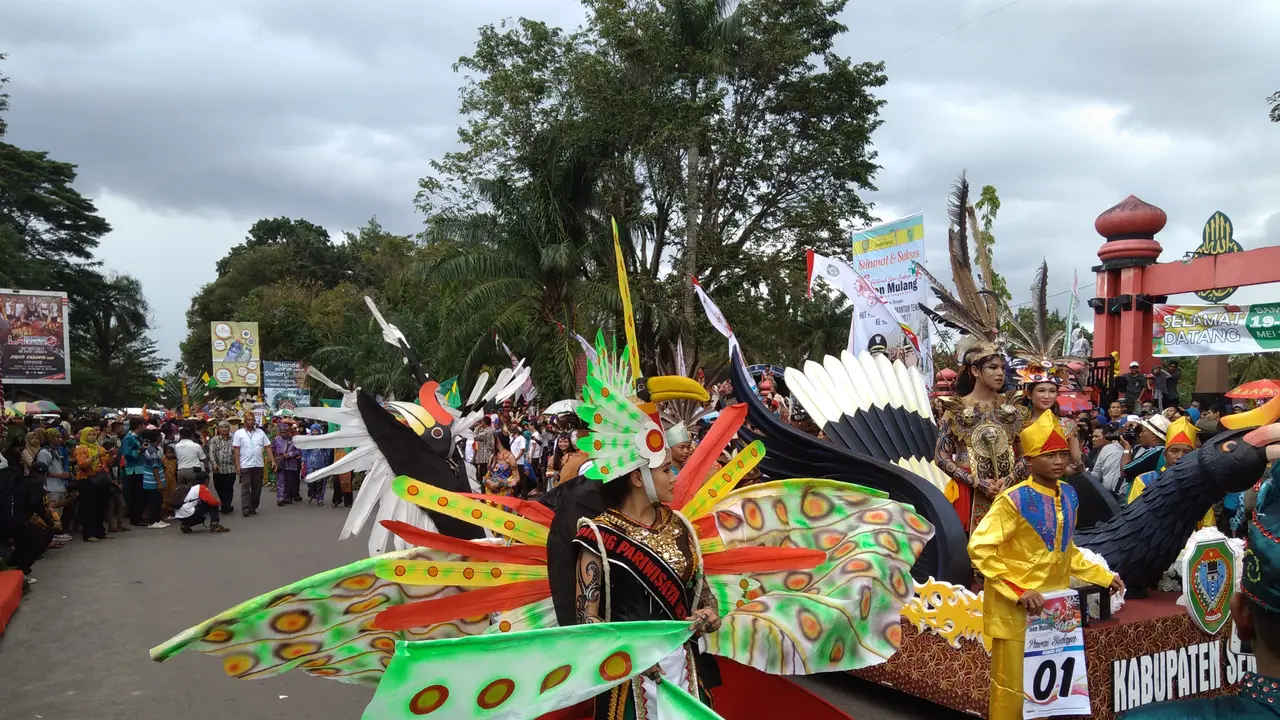 Pawai Warna-warni Dayak Buka Festival Budaya Iseng Mulang