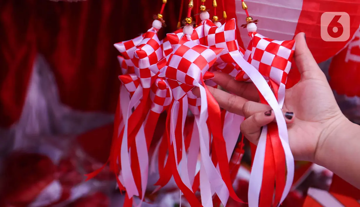 Pasar Mester Jatinegara tampak dipenuhi aneka pernak-pernik bernuansa merah putih. (Liputan6.com/Herman Zakharia)