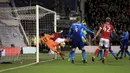 Bek Nottingham Forest, Eric Lichaj, mencetak gol ke gawang Arsenal pada laga Piala FA di Stadion City Ground, Minggu (7/1/2018). Arsenal takluk 2-4 dari Nottingham Forest. (AP/Mike Egerton)