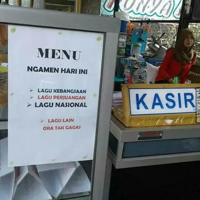 6 Potret Barang Nyeleneh di Meja Kasir Ini Bikin Salah Fokus ketika Mau Bayar