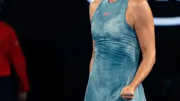 Petenis Rusia, Maria Sharapova berteriak usai mengalahkan petenis asal Denmark, Caroline Wozniacki dalam babak ketiga Australia Open di Melbourne Park, Australia (18/1). Sharapova mengalahkan Wozniacki dengan tiga set 6-4 4-6 6-3. (AP Photo/Kin Cheung)