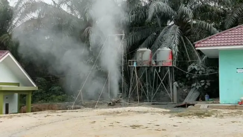 Semburan gas di Pondok Pesantren Al Ihsan, Kecamatan Tenayanraya, Pekanbaru.