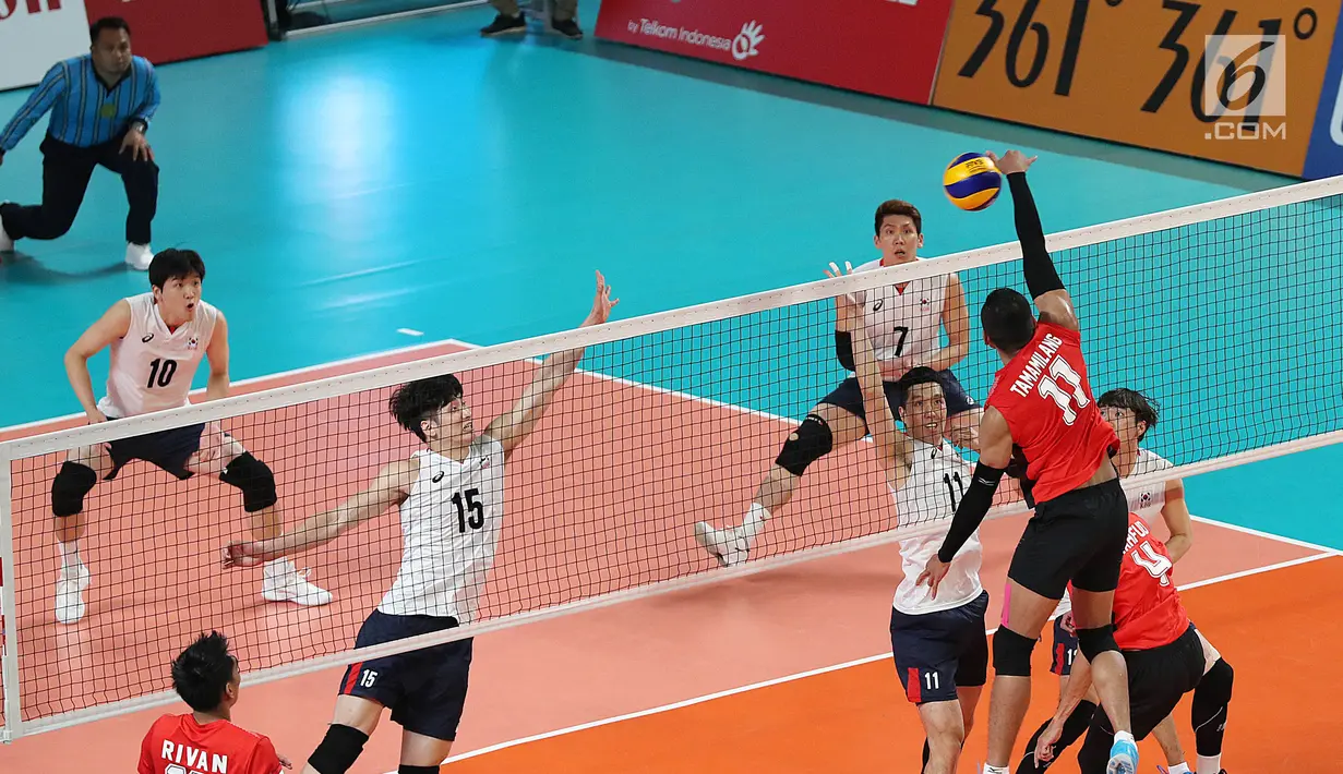 Pebola voli putra Indonesia, Febriant Tamamilan melepaskan smash pada pertandingan babak perempat final bola voli putra Asian Games 2018, melawan Korea Selatan, di Volley Indoor Jakarta, Selasa (28/8). (Liputan6.com/Fery Pradolo)