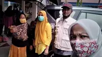 Pemkot Bengkulu membantu Ambulans Gratis kepada salah seorang warga Kabupaten Kaur yang sangat membutuhkan. (Liputan6.com/Yuliardi Hardjo)