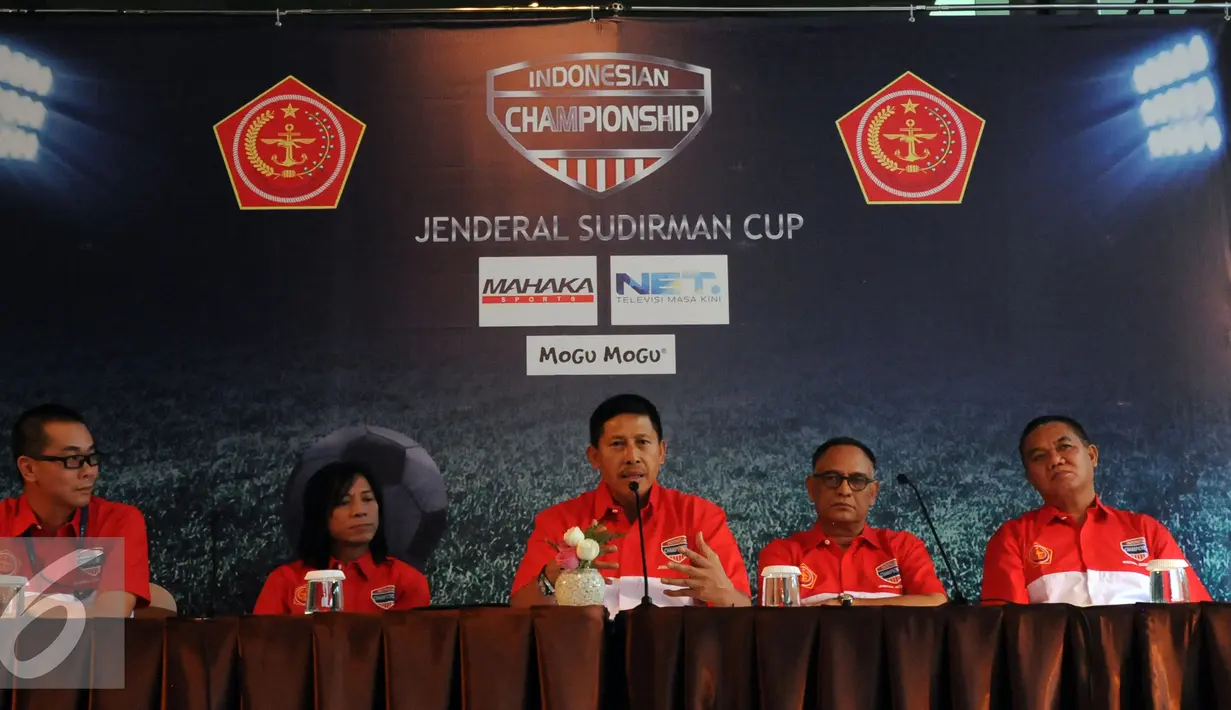 Kepala Penyelenggara turnamen Piala Jenderal Sudirman, Letjen TNI Agus Sutomo (tengah) memberikan keterangan saat jumpa pers, Jakarta (6/11/2015). Turnamen akan berlangsung pada 10 November 2015 hingga 24 Januari 2016. (Liputan6.com/Helmi Fithriansyah)