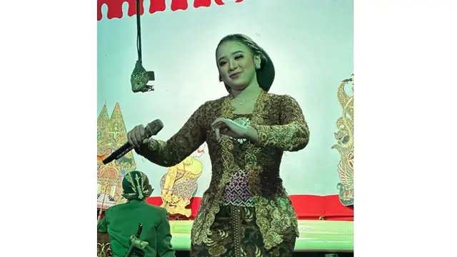 6 Potret Niken Salindry, Pesinden Viral Borong Dagangan Penjual Es Teh saat Manggung