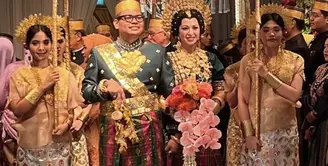 Akbar Supratman dan Fitri Feirel menggelar akad nikah dan resepi pernikahan di salah satu hotel Jakarta. Keduanya pun mengusung pernikahan tradisional yaitu adat Bugis. [@dhirbalaw]