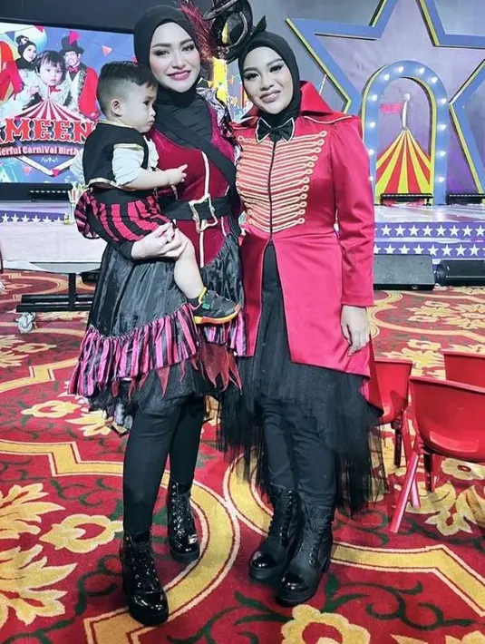 Nathalie Holscher tampil kompak bersama baby Adzam mengenakan kostum ala circus. [@nathalieholscher].