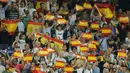 Suporter Real Madrid membentangkan bendera Spanyol saat laga melawan Espanyol pada lanjutan La Liga Santander di Santiago Bernabeu stadium, Madrid, (01/10/2017). Real Madrid menang 2-0. (AP/Paul White) 