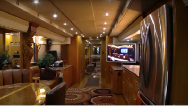 Interior mobilnya. (Velvetropes.com)