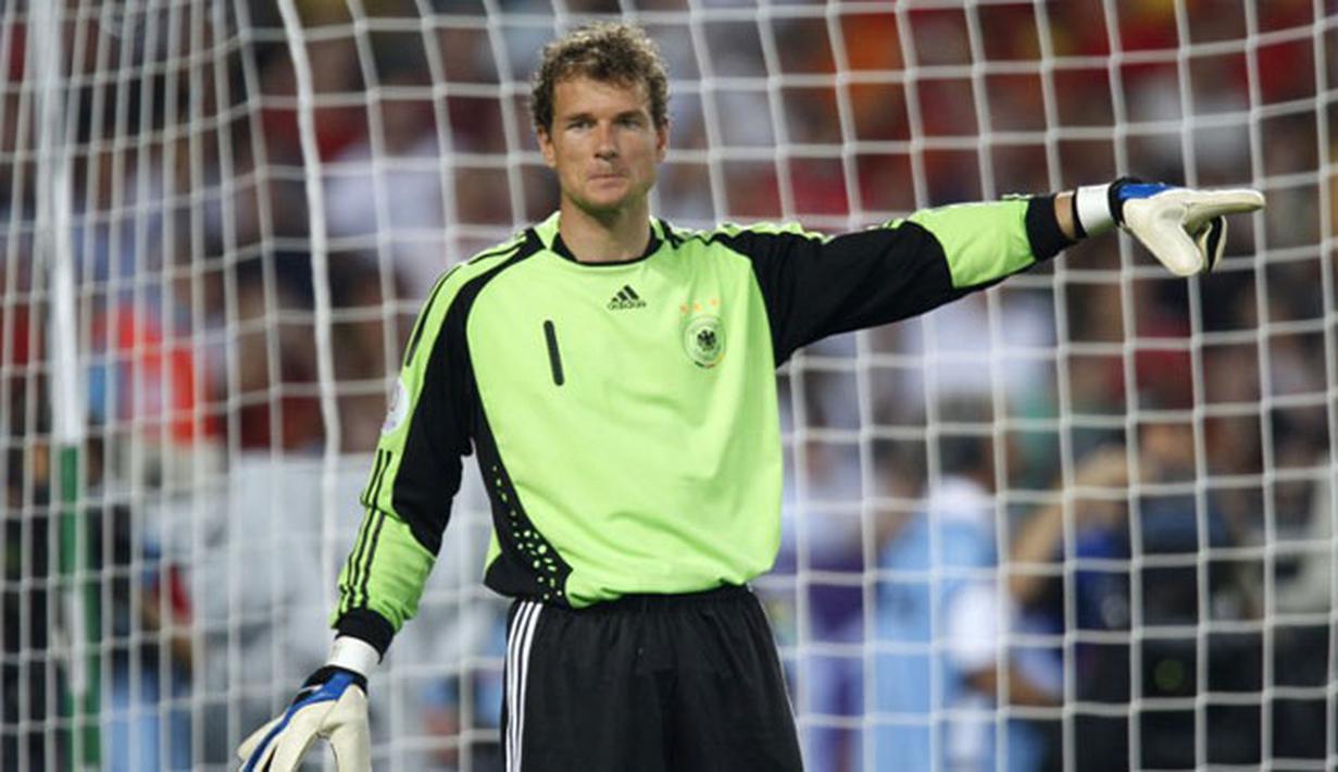  Jens Lehmann, Mantan Kiper Arsenal ini pernah berkelahi dengan mantan rekan setimnya di Arsenal, Kolo Toure, saat laga berlangsung. Bahkan ia pernah hampir menendang kepala Carles Puyol meskipun tidak sedang menguasai bola. (AFP PHOTO/PAUL ELLIS)