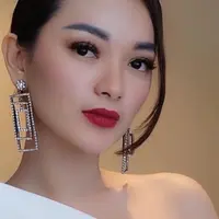 Di tempat yang berbeda, Zaskia Gotik juga melihat secara langsung prosesi akad nikah mantan tunangannya.