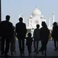 Siluet PM Kanada Justin Trudeau bersama sang istri, Sophie Gregoire Trudeau serta tiga anaknya saat memandangi Taj Mahal di Agra, India, Minggu (18/2). PM Kanada mengajak keluarganya ke Taj Mahal di sela-sela kunjungan ke India. (MONEY SHARMA/AFP)