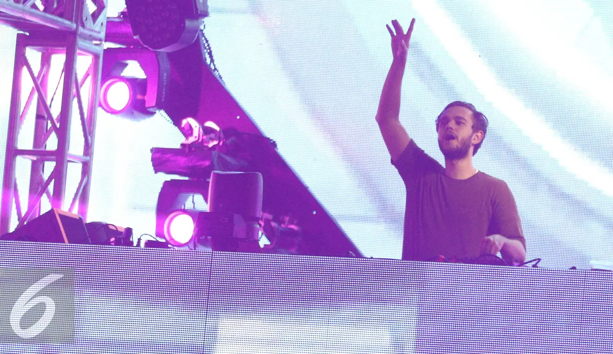Penampilan DJ ZEDD saat acara festival musik DWP 2016 di Jiexpo Kemayoran, Jakarta, Jumat (10/12). Tak hanya deretan DJ dunia, DPW 2016 juga dimeriahkan oleh penampilan dari 11 DJ regional dari wilayah Asia. (Liputan6.com/Herman Zakharia)
