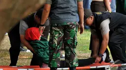 Diduga karena kelelahan mahasiswi ini terjatuh dari tempatnya berbaris. Iapun segera ditandu untuk mendapat perawatan, Jakarta, Rabu (1/10/2014) (Liputan6.com/Johan Tallo)