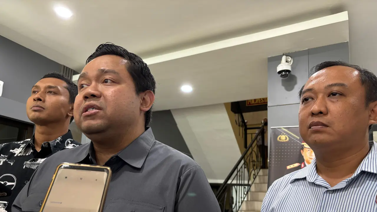 Kasat Reskirm Polresta Banyuwangi, Kompol Komang Yogi Arya Wiguna (Tengah) memberikan keterangan terkiat perkembangan kasus KDRT yang melibatkan  anggota DPRD Banyuwangi (Istimewa)
