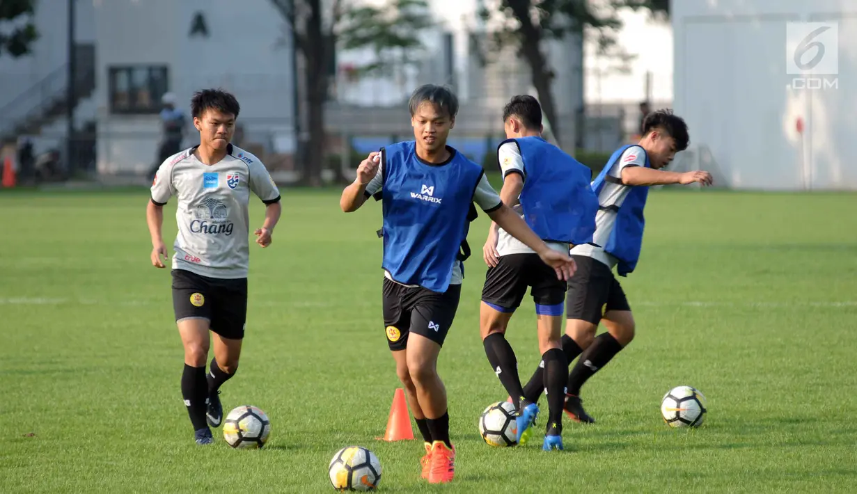 Pemain Timnas Thailand U-23 saat latihan di Lapangan B Kompleks GBK, Jakarta, Selasa (29/5). Timnas Thailand U-23 akan melakoni laga uji coba melawan Timnas Indonesia U-23 pada 31 Mei dan 3 Juni mendatang. (Liputan6.com/Helmi Fithriansyah)