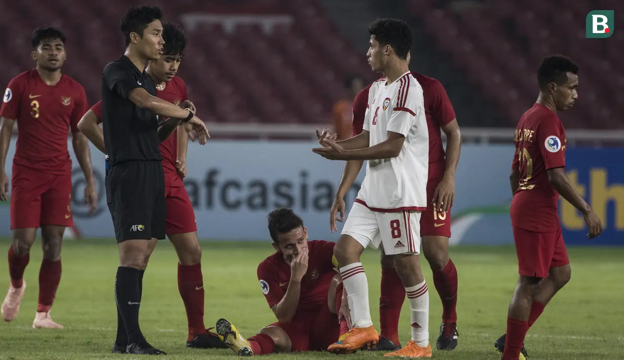 Striker Timnas Indonesia, Egy Maulana, cedera saat melawan UEA pada laga AFC U-19 Championship di SUGBK, Jakarta, Selasa (24/10). Indonesia menang 1-0 atas UEA. (Bola.com/Vitalis Yogi Trisna)
