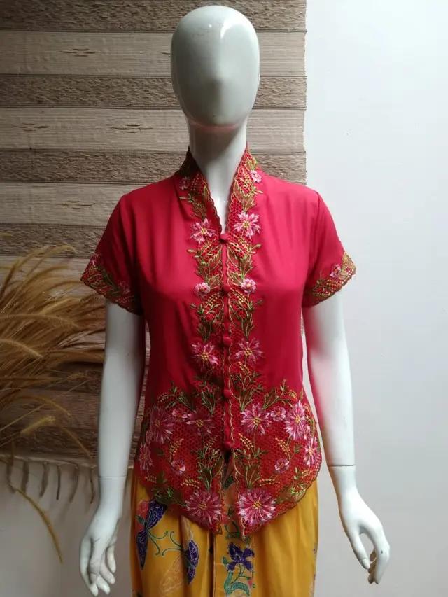 10 Rekomendasi Kebaya Wanita Gemuk Terbaru 2024, Bikin Tampil Cantik dan Elegan saat Lebaran