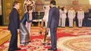 Presiden Joko Widodo dan Iriana Jokowi melakukan royal audience dengan Raja Thailand Maha Vajiralongkorn dan Ratu Suthida Bajrasudhabimalalakshana di Chakri Maha Prasat Throne Hall, Bangkok, Jumat (18/11/2022). Pertemuan ini berlangsung di sela-sela Konferensi Tingkat Tinggi (KTT) APEC 2022. (Foto: Bureau of the Royal Household, Kingdom of Thailand)